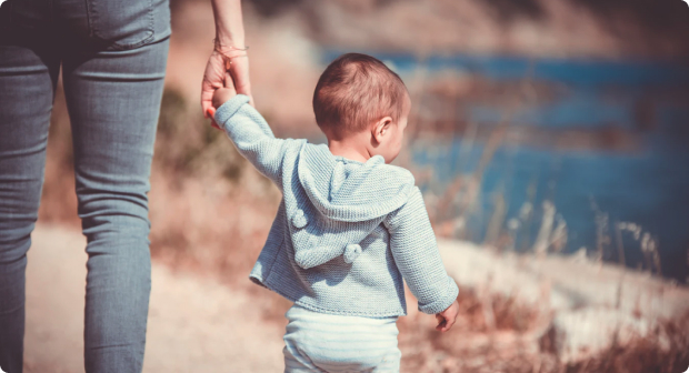 Une personne qui tient la main d'un bébé