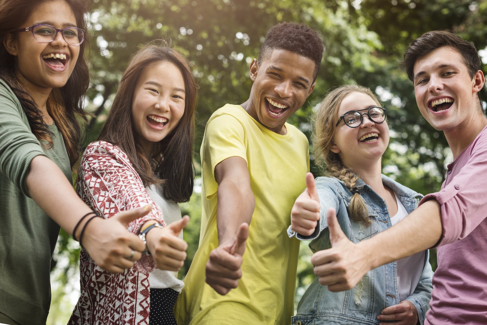 jeunes avec le pouce en l'air