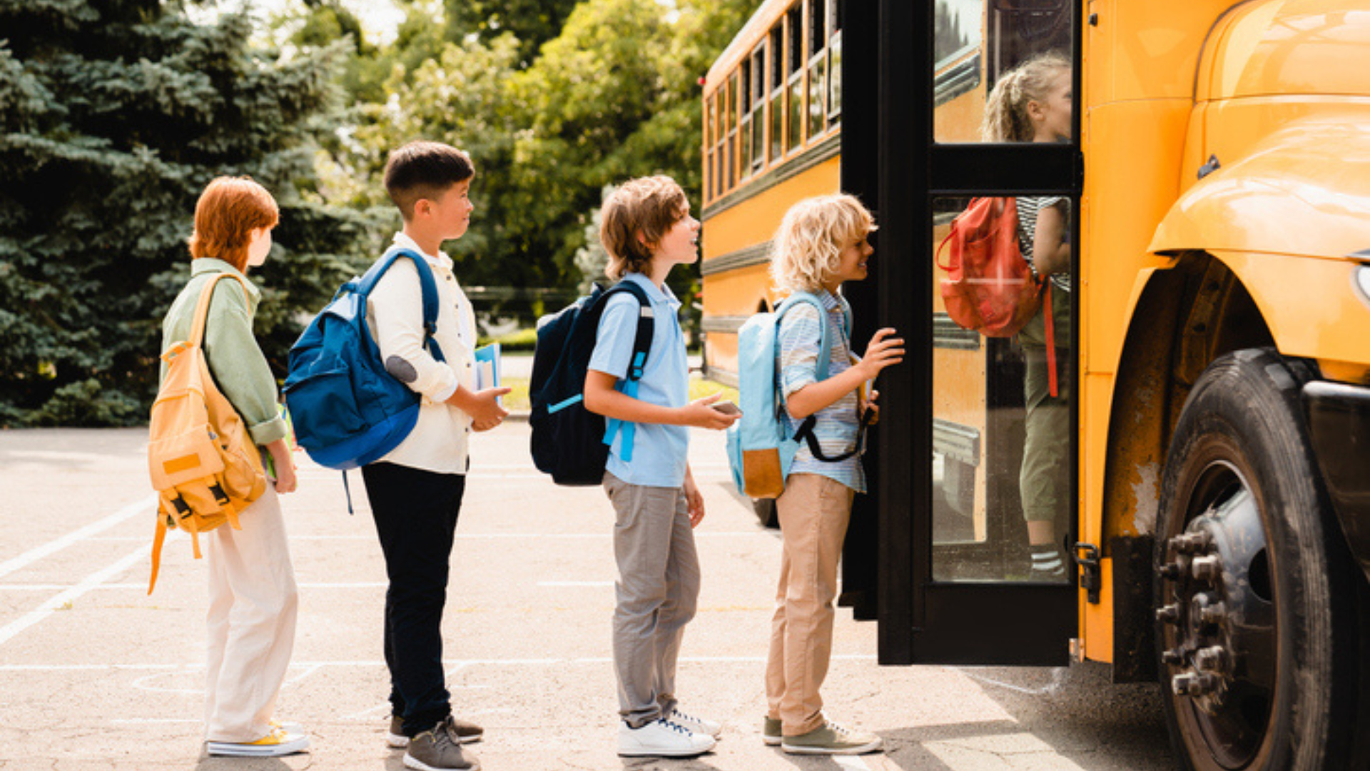 Enfants en ligne pour embarquer sur l'autobus scolaire pour la rentrée scolaire