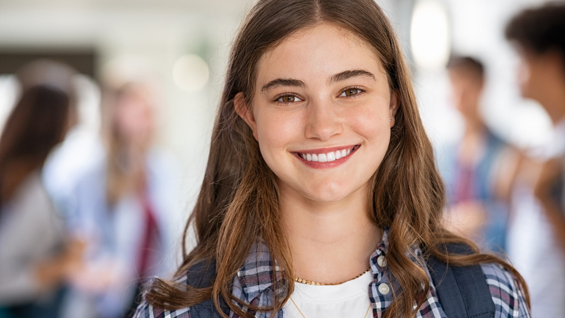 Young teenager smiling wearing a backpack